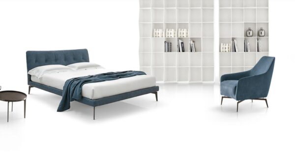 Modernes Alivar Arca Doppelbett mit gepolstertem Kopfteil in elegantem italienischem Design.