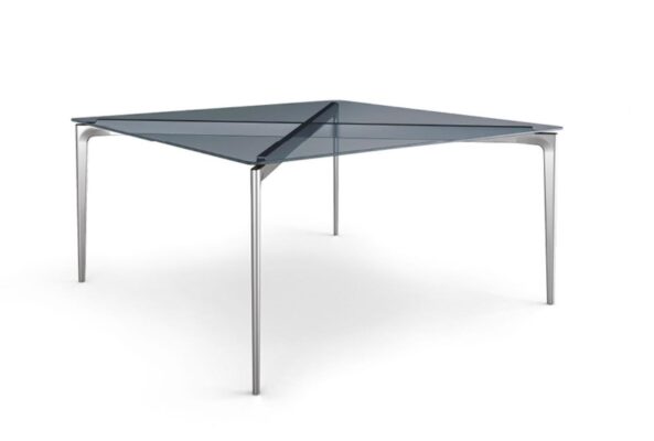 Eleganter Alivar Liuto Esstisch mit modernem italienischem Design und hochwertiger Verarbeitung.