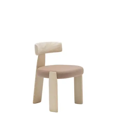 Moderner Andreu World Designerstuhl mit eleganter Formensprache und hochwertiger Verarbeitung.