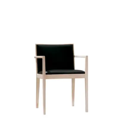 Moderne Carlotta Designstühle der Stuhlserie von Andreu World in elegantem Design.