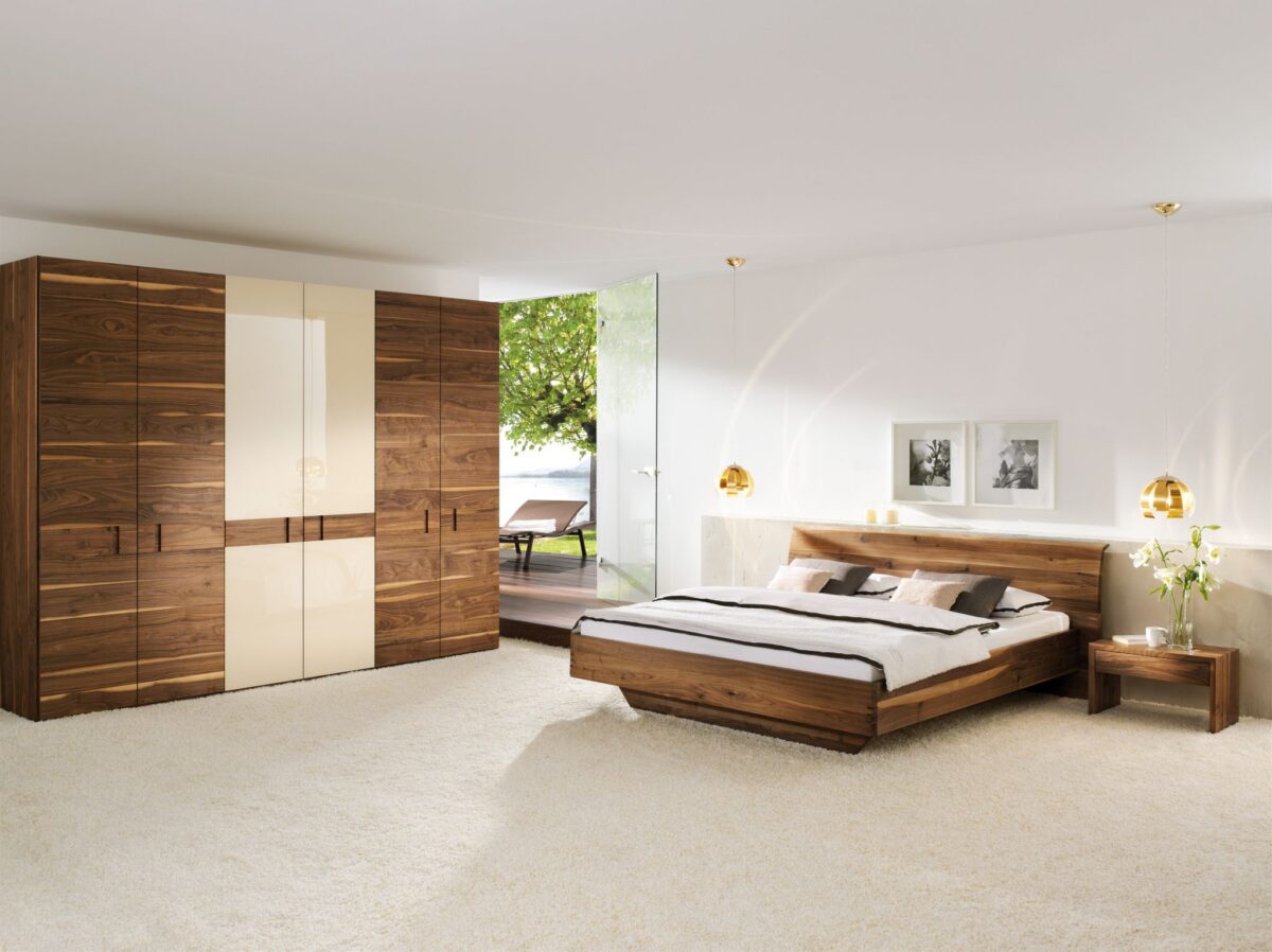 Modernes Anrei Rio 12 Schlafzimmer-Set mit Bett und zwei Nachttischen in warmer Holzoptik.