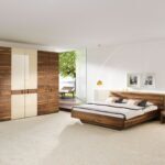 Modernes Anrei Rio 12 Schlafzimmer-Set mit Bett und zwei Nachttischen in warmer Holzoptik.
