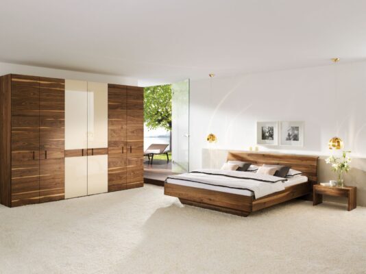 Modernes Anrei Rio 12 Schlafzimmer-Set mit Bett und zwei Nachttischen in warmer Holzoptik.