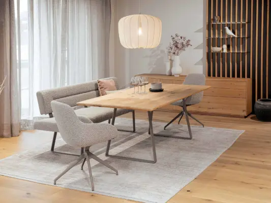 Moderner Miro Esstisch von Anrei mit eleganter Holzplatte und schwarzem Metallgestell.