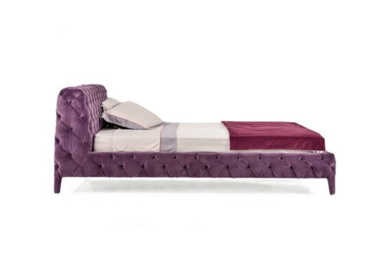 Luxuriöses Windsor Bett von Arketipo mit elegantem Kopfteil und modernem Design.