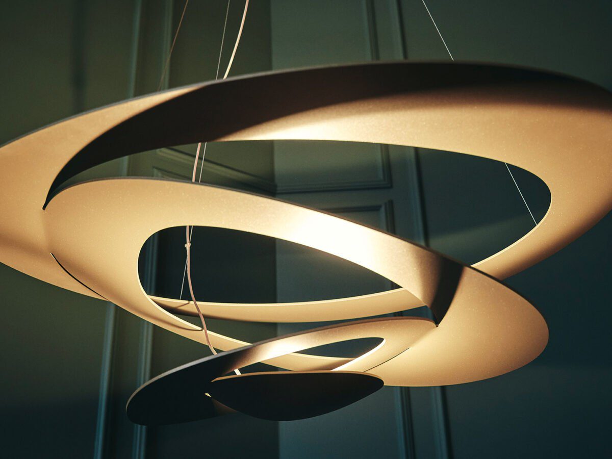 Moderne Artemide Pirce Hängeleuchte mit spiralförmigem Design für stilvolle Beleuchtung im Wohnbereich.