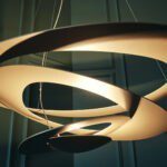 Moderne Artemide Pirce Hängeleuchte mit spiralförmigem Design für stilvolle Beleuchtung im Wohnbereich.