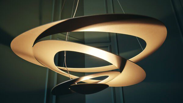 Moderne Artemide Pirce Hängeleuchte mit spiralförmigem Design für stilvolle Beleuchtung im Wohnbereich.