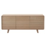 Moderne Neva Kommode von Artisan mit elegantem Design und hochwertiger Verarbeitung.