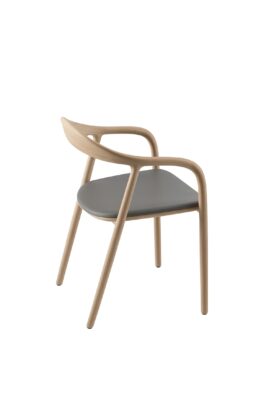 Moderner Artisan Neva Stuhl mit elegantem Design für stilvolle Wohnräume.