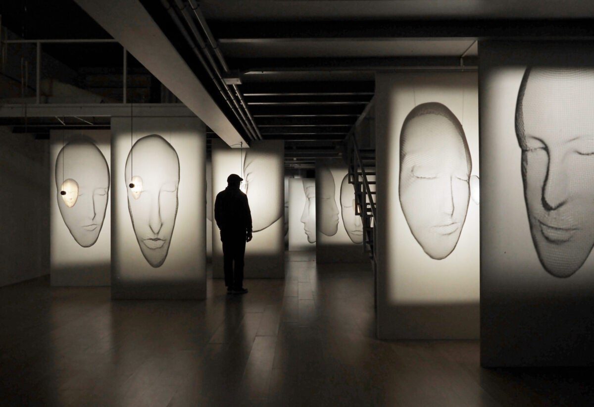 Moderne Human Kronleuchter von Arturo Álvarez - exklusive Designer-Hängeleuchte in organischer Form.