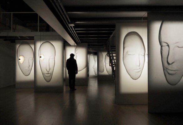 Moderne Human Kronleuchter von Arturo Álvarez - exklusive Designer-Hängeleuchte in organischer Form.