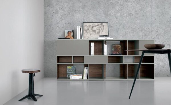 Ausziehbares Regal mit 6 Ebenen für platzsparende, flexible Aufbewahrung im Haushalt.