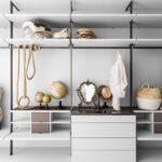 Moderner begehbarer Kleiderschrank von Caccaro mit stilvollen Holzregalen und viel Stauraum.