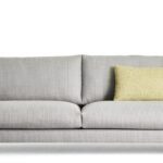 Beiges Montis Axel Sofa mit eleganten schlanken Armlehnen im zeitgemäßen minimalistischen Design.