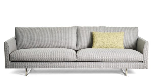 Beiges Montis Axel Sofa mit eleganten schlanken Armlehnen im zeitgemäßen minimalistischen Design.