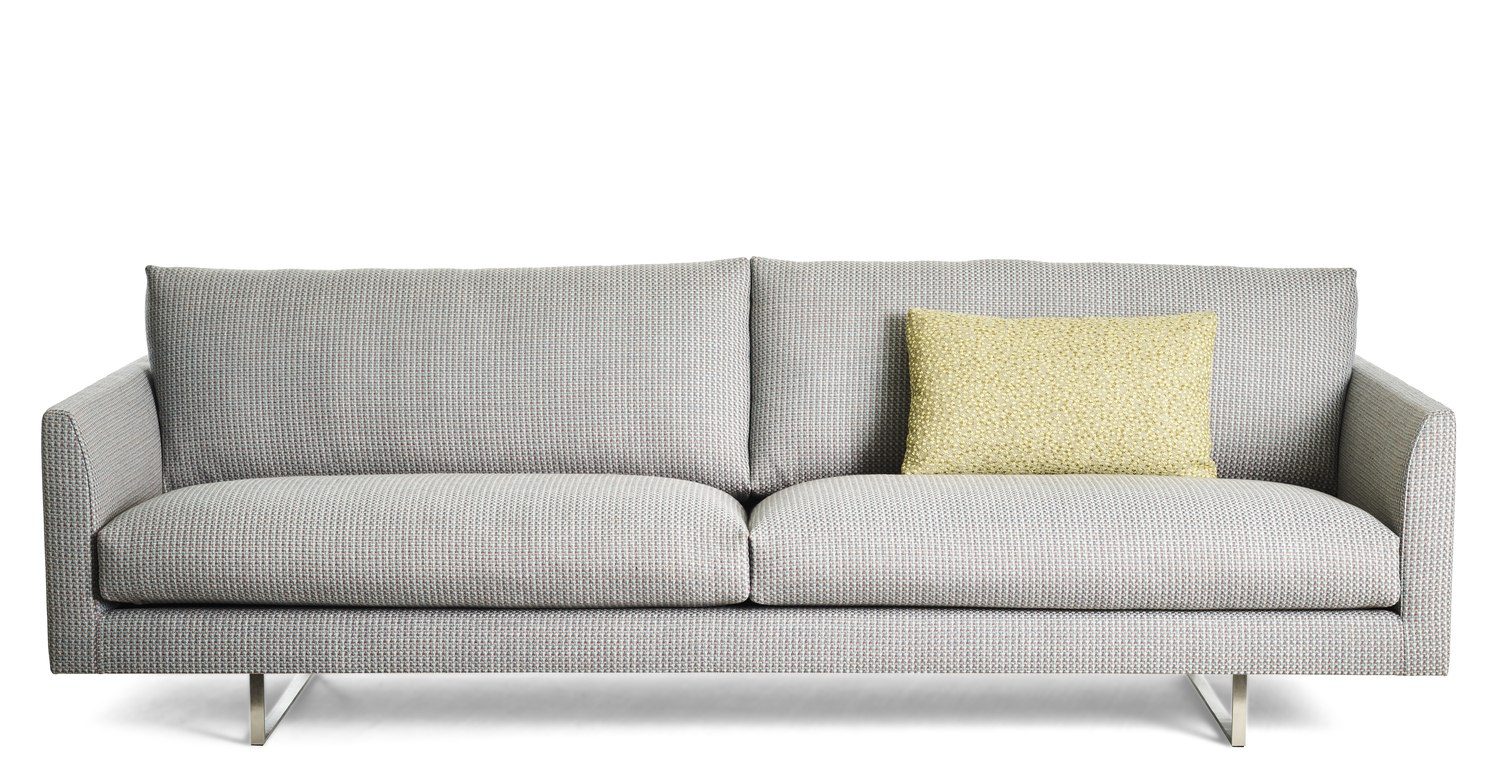 Beiges Montis Axel Sofa mit eleganten schlanken Armlehnen im zeitgemäßen minimalistischen Design.
