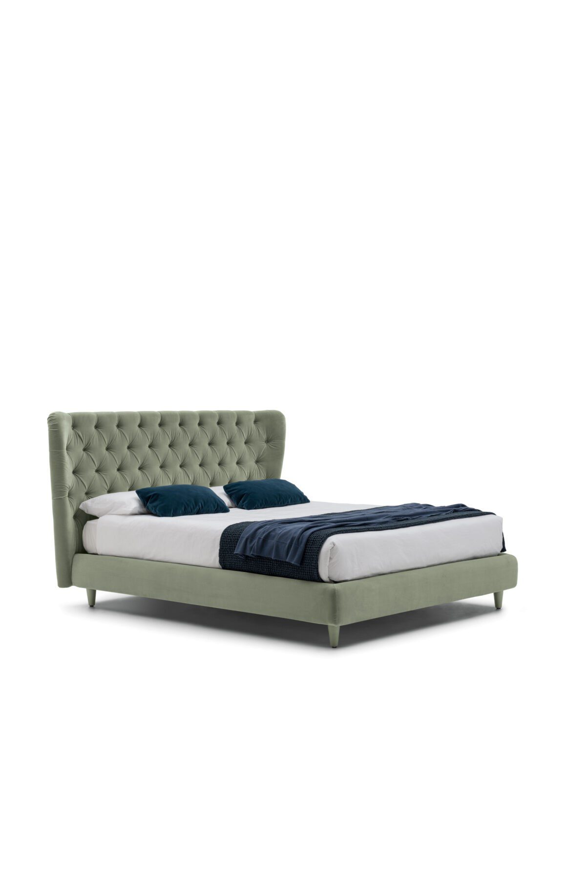Elegantes Selene Bett von Bolzan mit gepolstertem Kopfteil für luxuriöse Schlafzimmer.