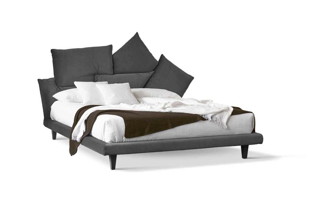 Modernes Bonaldo Picabia Bett mit eleganter Polsterung für stilvolles Schlafzimmer-Design.