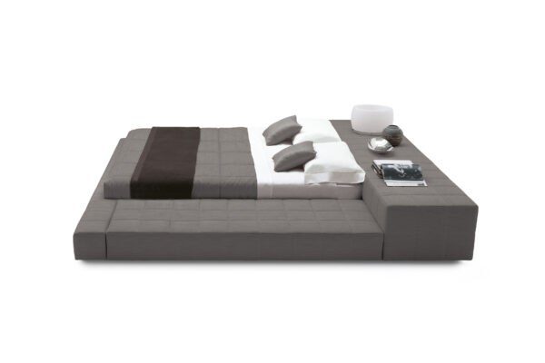 Modernes Bonaldo Squaring Bett mit gepolstertem Kopfteil in elegantem Design für stilvolle Schlafzimmer.