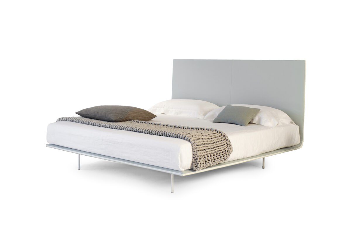 Modernes Bonaldo Thin Bett mit minimalistischem Design und elegantem Kopfteil für stilvolle Schlafzimmer.