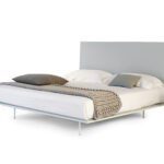 Modernes Bonaldo Thin Bett mit minimalistischem Design und elegantem Kopfteil für stilvolle Schlafzimmer.