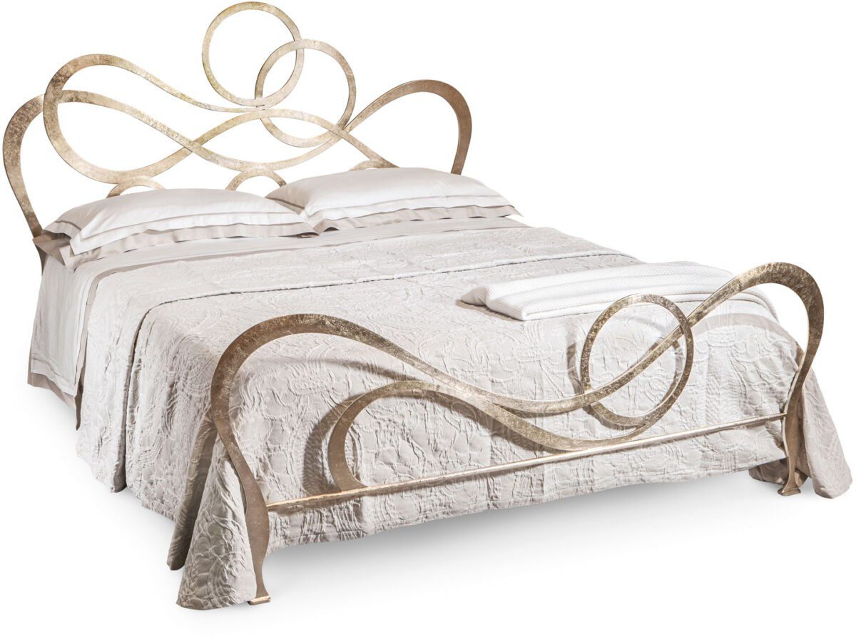 Elegantes Cantori JAdore Bett mit geschwungenem Kopfteil in luxuriösem Design.