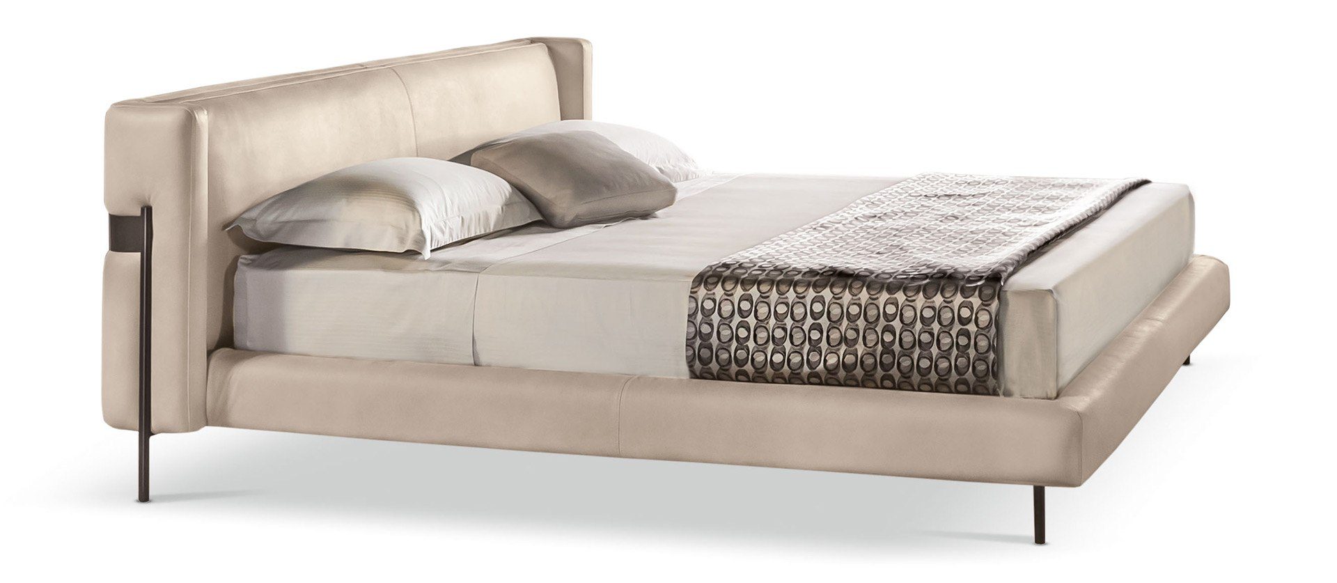 Elegantes italienisches Bett Valley von Cantori mit geschwungenem Kopfteil und luxuriösem Design.