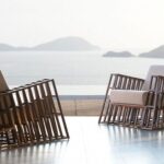 Designer-Sofa Tilt 3 von Kenneth Cobonpue mit geschwungener Form und elegantem Design.