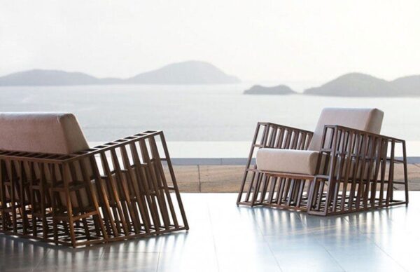 Designer-Sofa Tilt 3 von Kenneth Cobonpue mit geschwungener Form und elegantem Design.