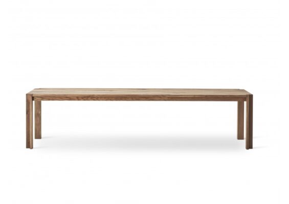 Moderner DK3 Jeppe Utzon Designtisch aus hellem Holz mit minimalistischer Tischplatte und schwarzen Beinen.