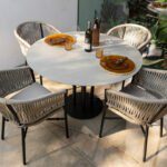 Modernes Gartenmöbel-Set Drigani Gaia Belize mit Stühlen und Tisch in elegantem Design.