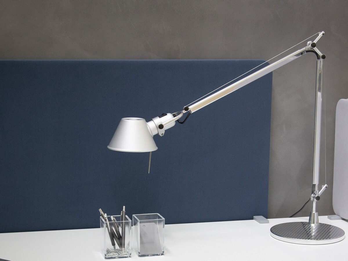 Artemide Tolomeo 6 Tischleuchte - Verstellbare Designer-Lampe mit elegantem Schwenkarm für optimale Beleuchtung.