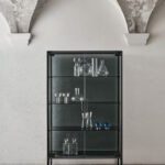 Moderne Audrey Glasvitrine von Bontempi Casa mit eleganter Glasfront für stilvolle Wohnzimmer.