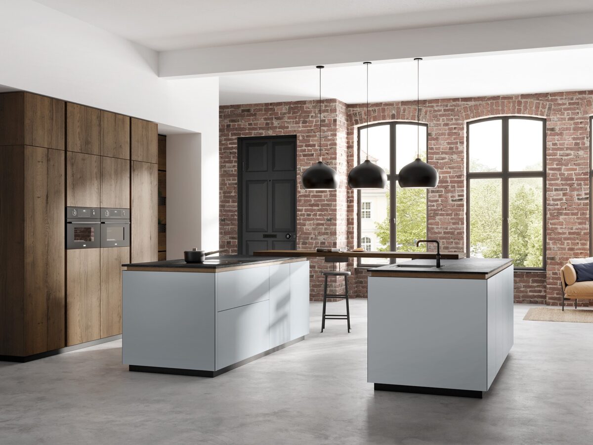 Moderne Rotpunkt-Küche mit Kochinsel, eleganter Holzoptik und schwarzen Griffleisten.