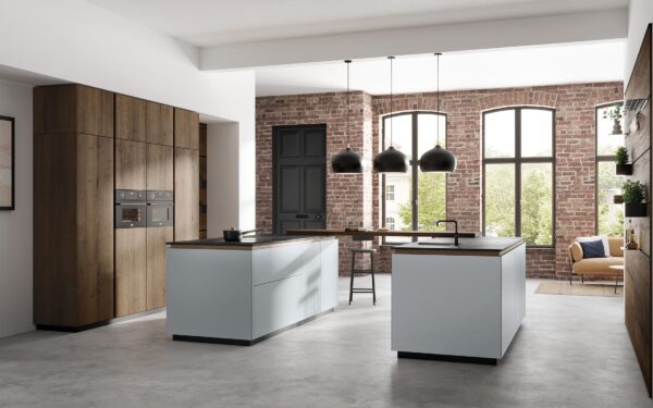 Moderne Rotpunkt-Küche mit Kochinsel, eleganter Holzoptik und schwarzen Griffleisten.