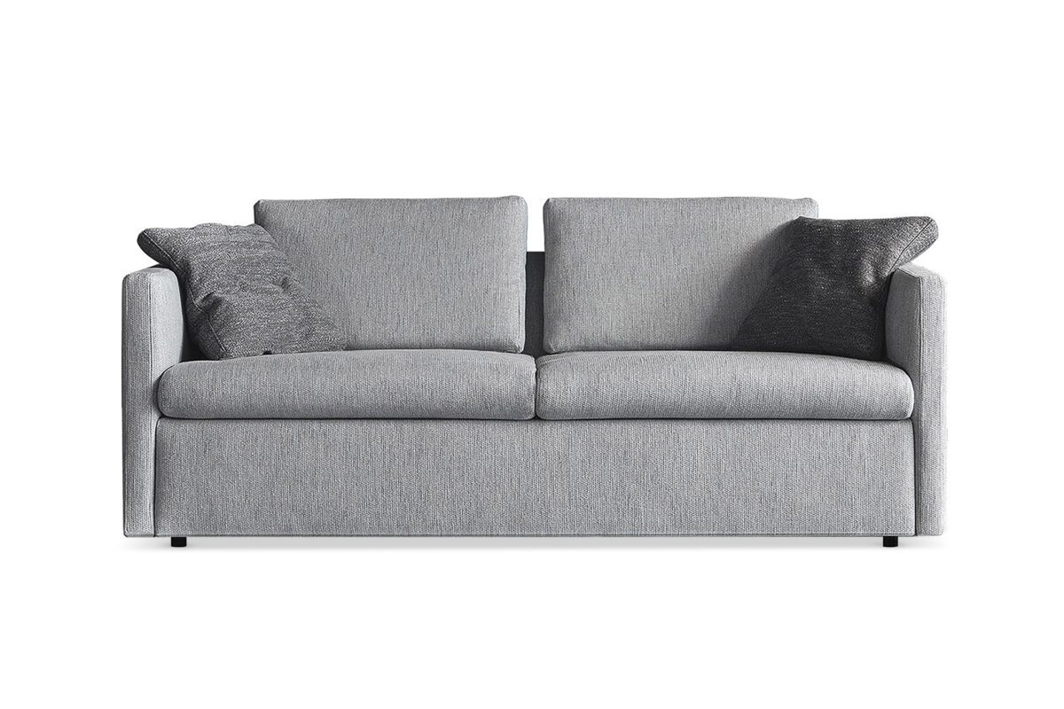 Tänzerin im Sprung mit wallendem Kleid - ausdrucksstarke Schwarzweiß-Fotografie voller Bewegung und Eleganz.