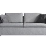 Tänzerin im Sprung mit wallendem Kleid - ausdrucksstarke Schwarzweiß-Fotografie voller Bewegung und Eleganz.