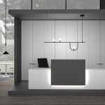 Moderner Bralco Lux 4 Empfangstresen in elegantem Design für professionelle Büros.