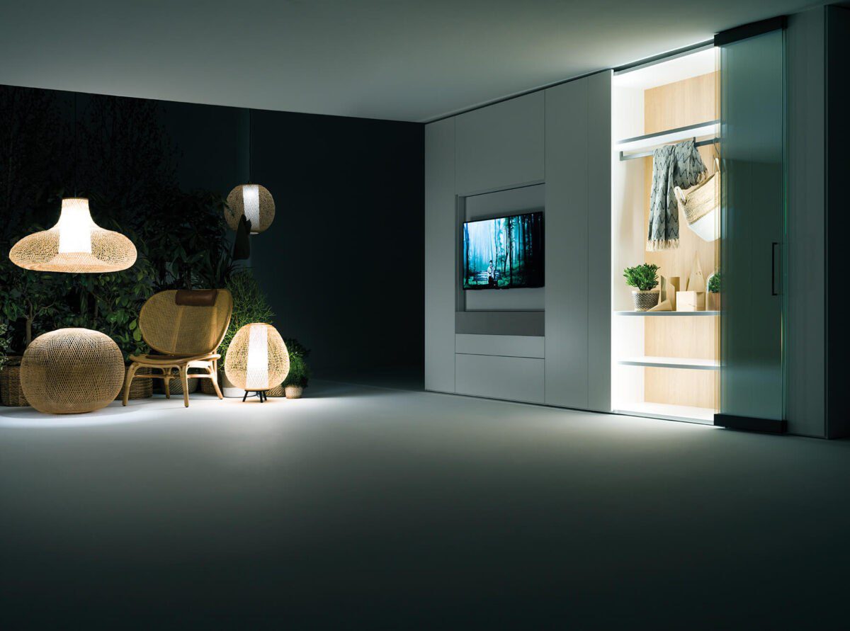 Moderner italienischer TV-Schrank von Caccaro mit elegantem Design und erstklassiger Verarbeitung.