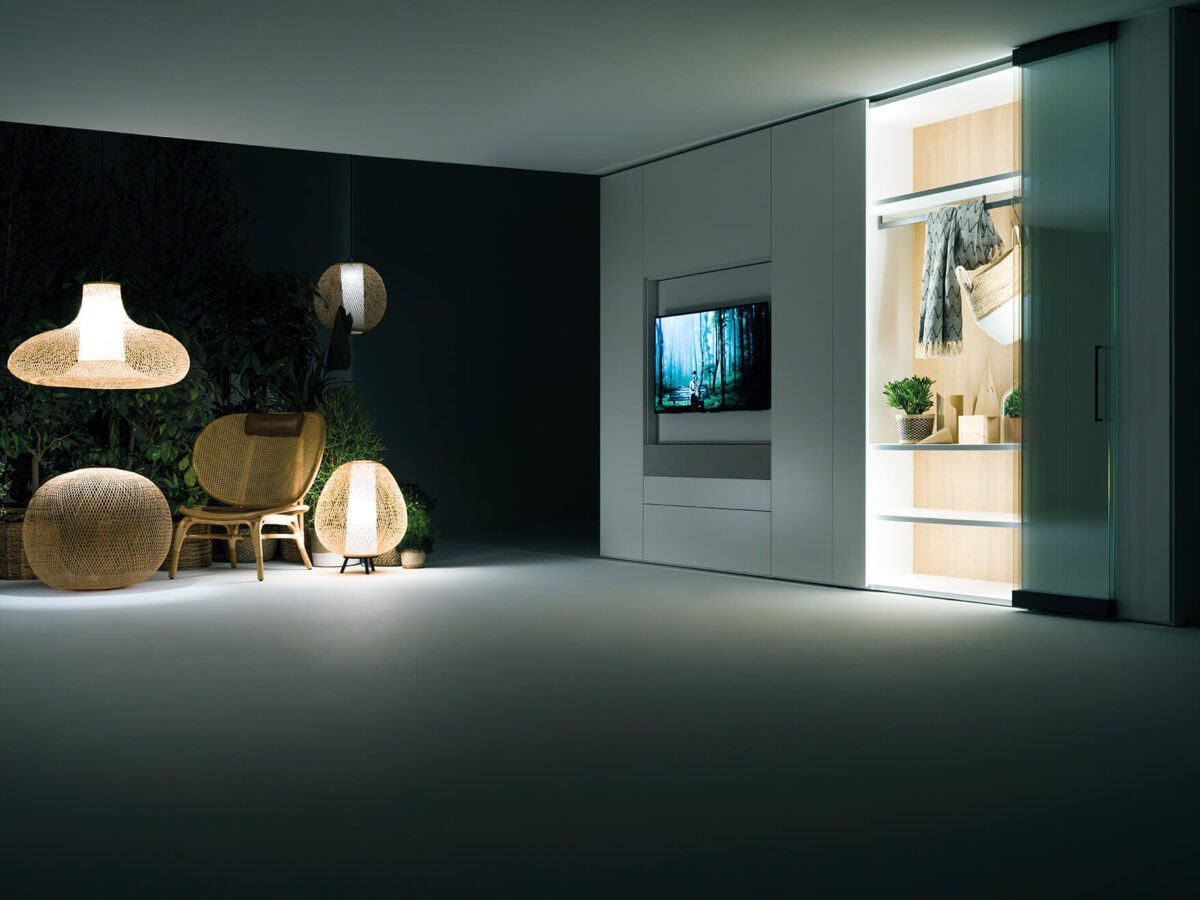Moderner italienischer TV-Schrank von Caccaro mit elegantem Design und erstklassiger Verarbeitung.