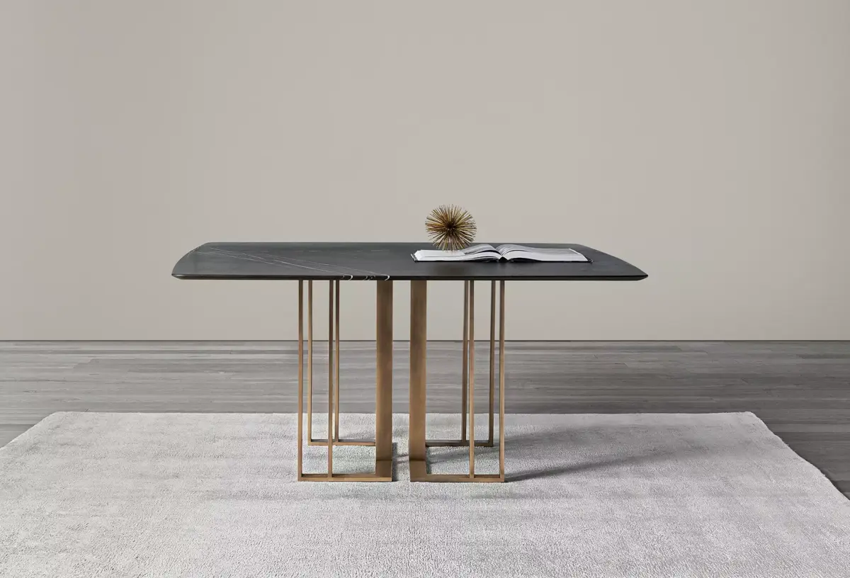 Eleganter Charlie Esstisch von Meridiani mit modernem Design für stilvolle Wohnräume.