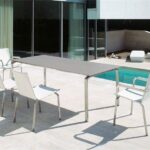 Eleganter Fischer Möbel Kyoto Gartentisch mit modernem Design für stilvolle Außenbereiche.