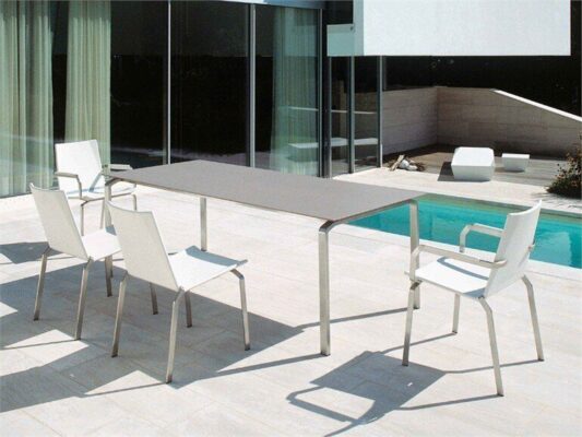 Eleganter Fischer Möbel Kyoto Gartentisch mit modernem Design für stilvolle Außenbereiche.