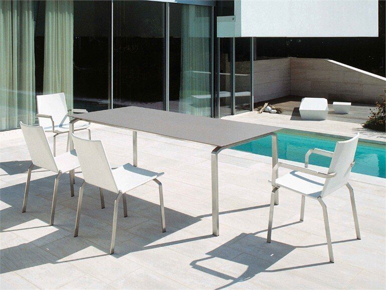 Eleganter Fischer Möbel Kyoto Gartentisch mit modernem Design für stilvolle Außenbereiche.