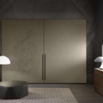 Eleganter Olivieri Kleiderschrank mit offenen Fächern und geschlossenen Türen in modernem Design.
