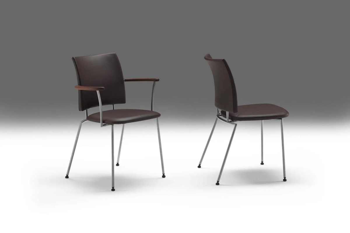 Eleganter Panther 8 Stuhl von Naver mit modernem Design und hochwertiger Verarbeitung.
