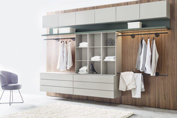 Hochwertiger maßgefertigter Ankleideraum von Sudbrock mit elegantem Design und praktischen Aufbewahrungslösungen.