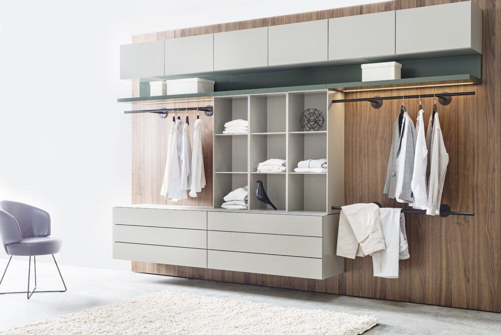 Hochwertiger maßgefertigter Ankleideraum von Sudbrock mit elegantem Design und praktischen Aufbewahrungslösungen.