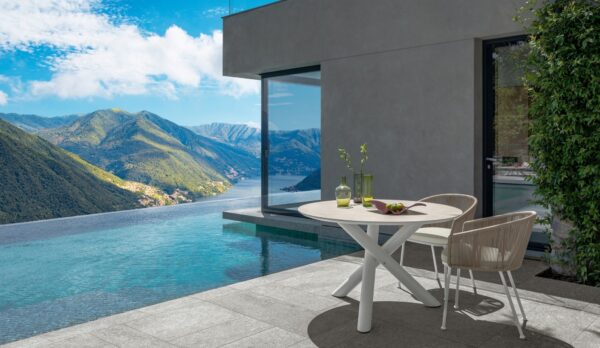 Moderner Talenti Coral 9 Gartenstuhl aus elegantem Design für stilvolle Terrassen und Außenbereiche.